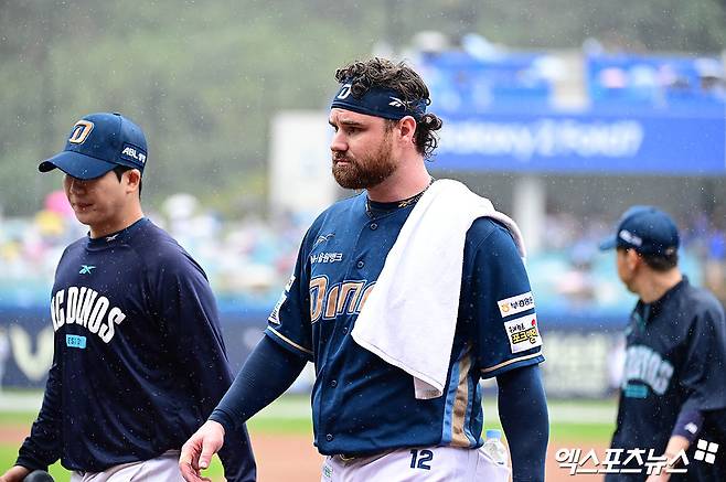 '매진인데 야구해야지' 비 그친 라팍, 대형 방수포 걷었다→WC 2차전 '2시45분' 지연 개시 예정 [WC2 현장]