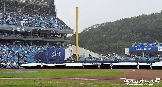 '매진인데 야구해야지' 비 그친 라팍, 대형 방수포 걷었다→WC 2차전 '2시45분' 지연 개시 예정 [WC2 현장]