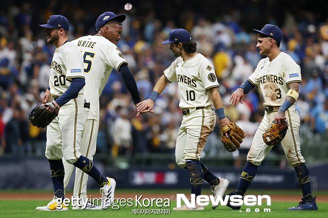 안방서 먼저 2승 쓸어담은 ‘전체 승률 1위’ 밀워키, 7년만 NLCS 진출 1승 남았다