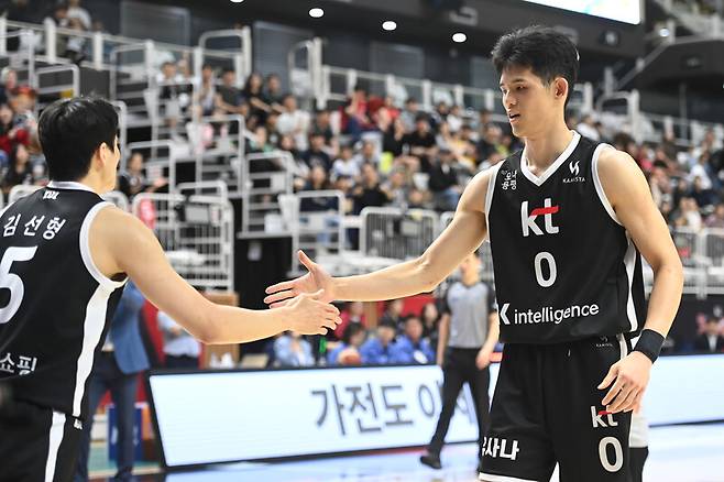 [BK 리뷰] '지난 대패는 잊어라' 다시 달리는 KT, 연장 혈투 끝 2승 수확