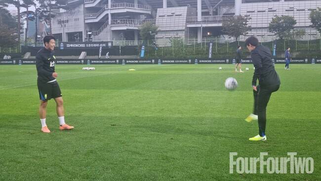 [442.live] “아 5년만 젊었어도...” 손흥민, ‘1992년 절친’ 이재성과 티격태격 ‘케미’