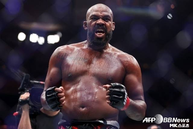 ‘스턴건’ 김동현에게 무너진 UFC 전설, 페레이라 향한 역대급 충격 발언…“존스가 1년 동안 마약하고 와도 페레이라가 못 이겨” [UFC]