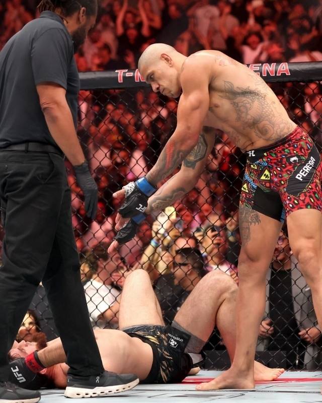 ‘스턴건’ 김동현에게 무너진 UFC 전설, 페레이라 향한 역대급 충격 발언…“존스가 1년 동안 마약하고 와도 페레이라가 못 이겨” [UFC]