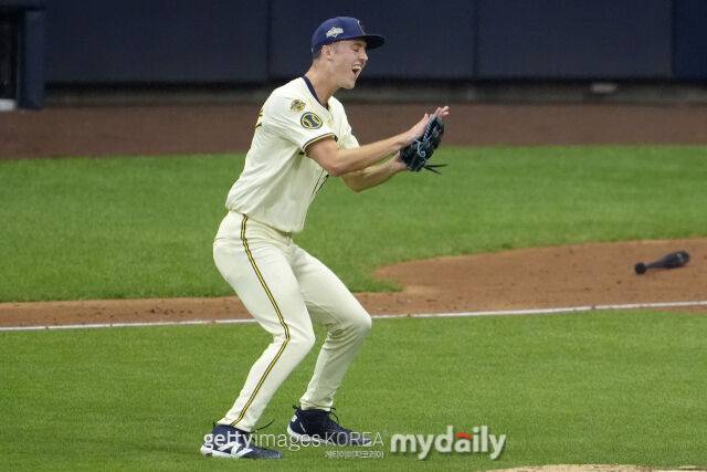 '미쳤다' 168km 실화인가, 이래서 괴물 신인이라 불렸구나…동료들 놀랐다