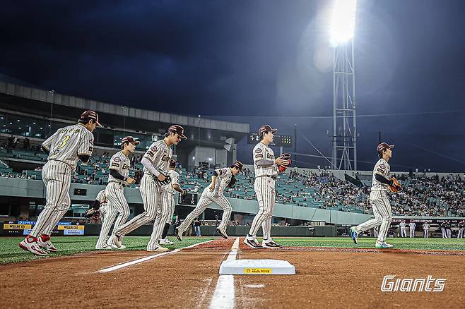 김태형 명장 자존심에 금이 갔다… 부임 2년인데 순위가 그대로라니, 마지막 해는 웃을 수 있나