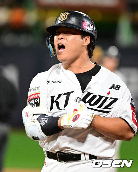 ‘100억 FA 평가’ 천재타자, 무성한 이적설에도 잔류 택하나…의미심장한 글 올렸다 “저희팀 팬이 최고의 팬”