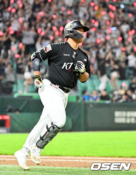 ‘100억 FA 평가’ 천재타자, 무성한 이적설에도 잔류 택하나…의미심장한 글 올렸다 “저희팀 팬이 최고의 팬”