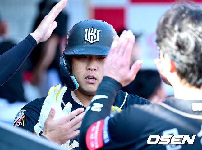 ‘100억 FA 평가’ 천재타자, 무성한 이적설에도 잔류 택하나…의미심장한 글 올렸다 “저희팀 팬이 최고의 팬”