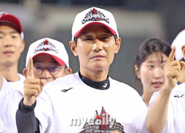 염경엽, 이범호·김태형·이강철 추월 확정? LG 재계약 발표 언제 하나…감독 몸값 빅3, 전원 5강 실패 ‘굴욕’