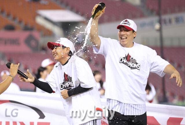 염경엽, 이범호·김태형·이강철 추월 확정? LG 재계약 발표 언제 하나…감독 몸값 빅3, 전원 5강 실패 ‘굴욕’