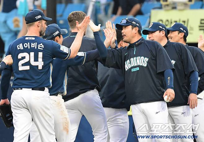 뼈 부러진채 홈런, 못 뛸까 병원을 안 가는 베테랑, 울어버린 감독...무슨 패자가 이렇게 아름답냐