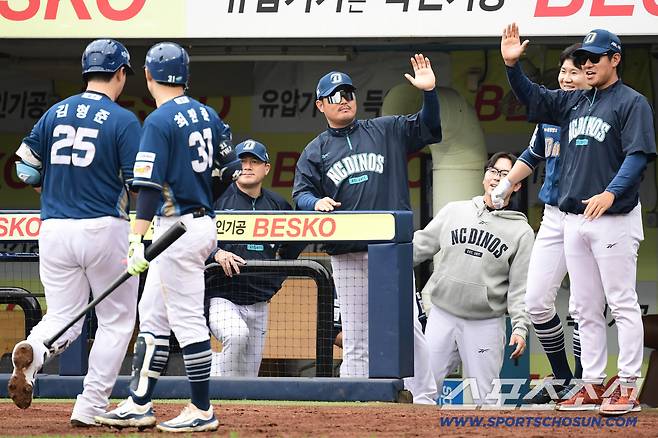 뼈 부러진채 홈런, 못 뛸까 병원을 안 가는 베테랑, 울어버린 감독...무슨 패자가 이렇게 아름답냐