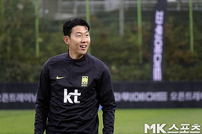 풀타임→13시간 비행→새벽 5시 도착→12시간 뒤 훈련, 손흥민은 미소를 잃지 않았다 [MK현장]