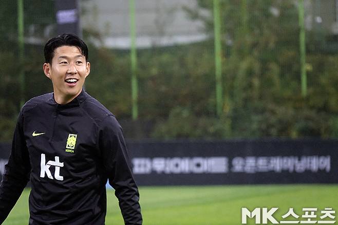 풀타임→13시간 비행→새벽 5시 도착→12시간 뒤 훈련, 손흥민은 미소를 잃지 않았다 [MK현장]