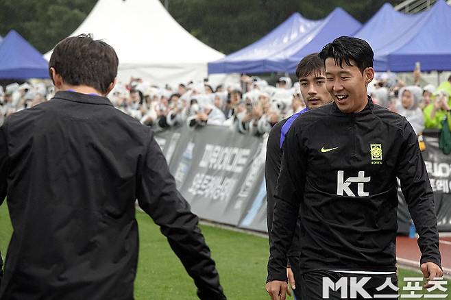 풀타임→13시간 비행→새벽 5시 도착→12시간 뒤 훈련, 손흥민은 미소를 잃지 않았다 [MK현장]