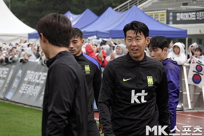 풀타임→13시간 비행→새벽 5시 도착→12시간 뒤 훈련, 손흥민은 미소를 잃지 않았다 [MK현장]