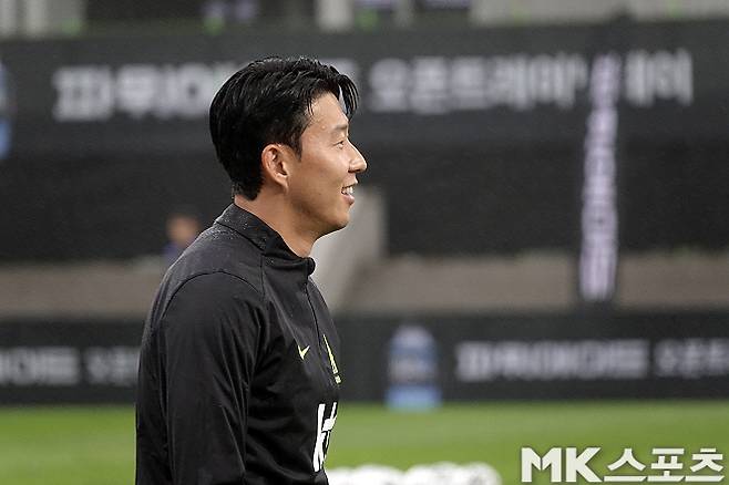 풀타임→13시간 비행→새벽 5시 도착→12시간 뒤 훈련, 손흥민은 미소를 잃지 않았다 [MK현장]