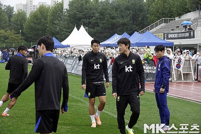 풀타임→13시간 비행→새벽 5시 도착→12시간 뒤 훈련, 손흥민은 미소를 잃지 않았다 [MK현장]