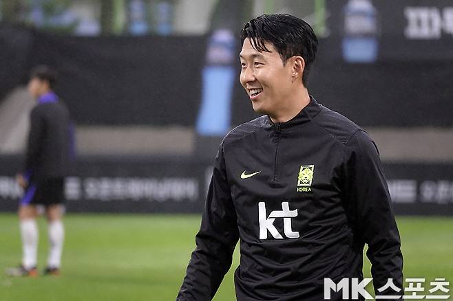 풀타임→13시간 비행→새벽 5시 도착→12시간 뒤 훈련, 손흥민은 미소를 잃지 않았다 [MK현장]