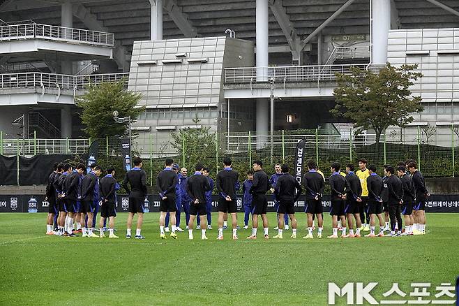 풀타임→13시간 비행→새벽 5시 도착→12시간 뒤 훈련, 손흥민은 미소를 잃지 않았다 [MK현장]