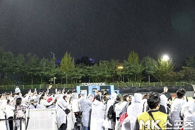 풀타임→13시간 비행→새벽 5시 도착→12시간 뒤 훈련, 손흥민은 미소를 잃지 않았다 [MK현장]