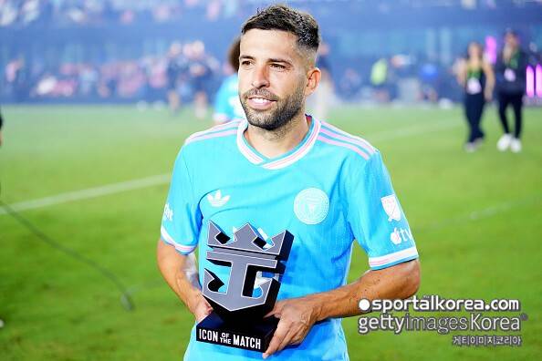 천하의 리오넬 메시, '슬픔의 작별 인사'…'은퇴 선언'하는 바르셀로나 동료들 이별에 아쉬움 토로