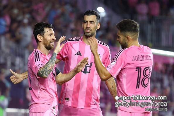 천하의 리오넬 메시, '슬픔의 작별 인사'…'은퇴 선언'하는 바르셀로나 동료들 이별에 아쉬움 토로