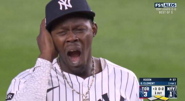 뭐 이런 선수가 다 있어? '세계 최초로 목격' 경기장에서 실책→하품→역전 결승 홈런, 양키 스타디움을 열광의 도가니로 만든 재츠 치좀