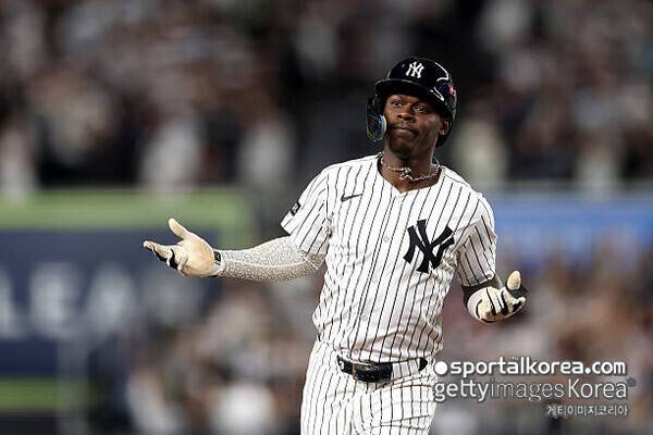 뭐 이런 선수가 다 있어? '세계 최초로 목격' 경기장에서 실책→하품→역전 결승 홈런, 양키 스타디움을 열광의 도가니로 만든 재츠 치좀