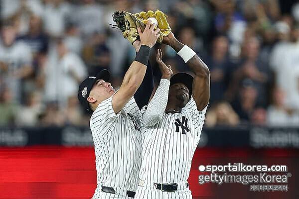 뭐 이런 선수가 다 있어? '세계 최초로 목격' 경기장에서 실책→하품→역전 결승 홈런, 양키 스타디움을 열광의 도가니로 만든 재츠 치좀