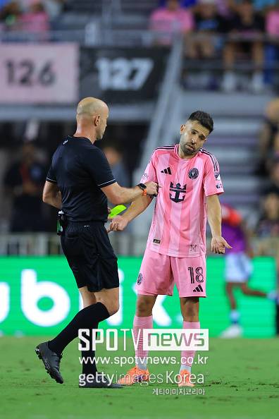 “공식성명 발표” 메시, 갑작스러운 은퇴 오피셜 이후 SNS 글 남겨 “정말 이상한 기분, 그동안 많이 고마웠다, 믿기지 않아 알바”