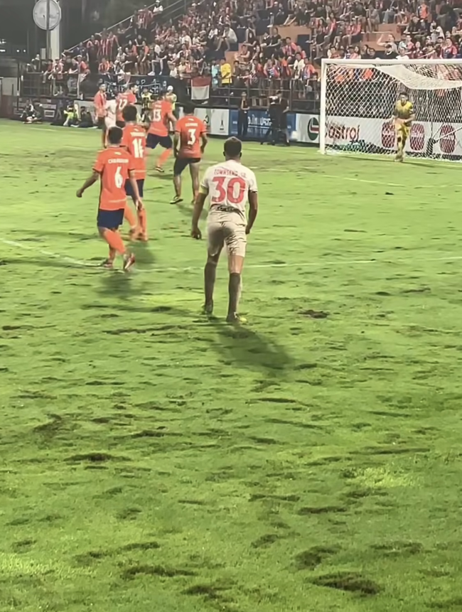 ‘이게 잔디야 논두렁이야’…亞 진출한 손흥민 토트넘 동료, 사상 최악의 잔디에 '경악'