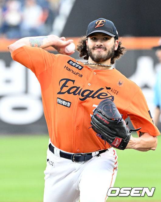 류현진 얼마나 대단했던 거야, 폰세 투수 4관왕했는데…15년 전 괴물 못 넘었다, 21세기 투수 최고 시즌 '2위'