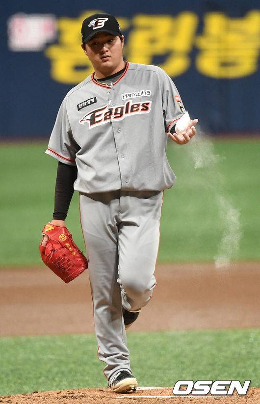 한화, 2018년 PS 마지막 선발투수 방출했다…박성웅 포함 7명에게 재계약 불가 통보