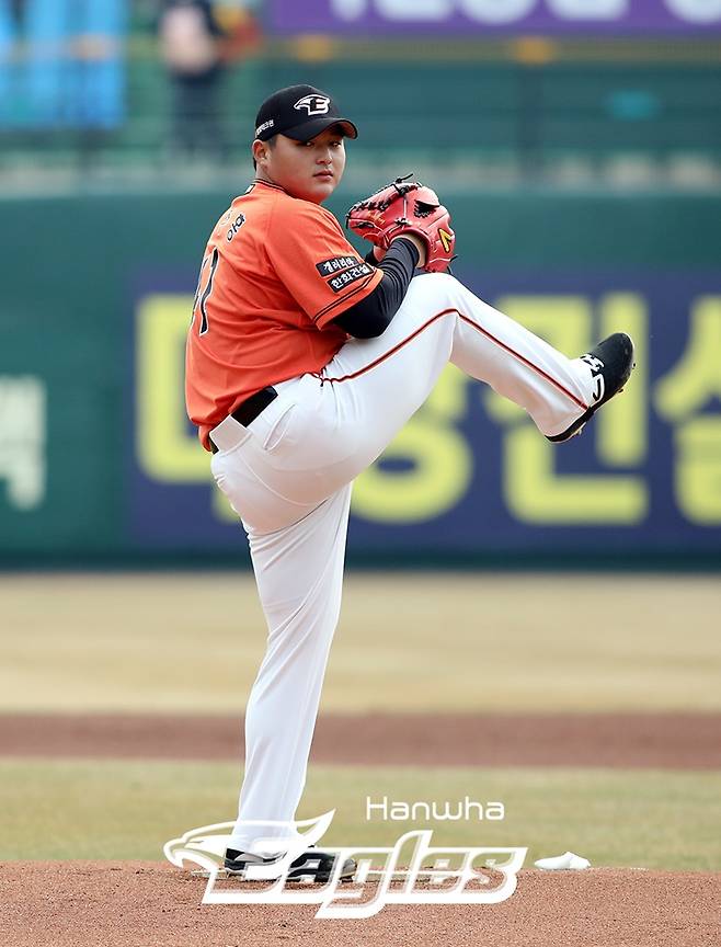 'PO 직행' 한화 빠르게 선수단 정리 나섰다…7명 방출 칼바람, 1군 64G 좌완투수도 떠난다