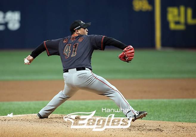 'PO 직행' 한화 빠르게 선수단 정리 나섰다…7명 방출 칼바람, 1군 64G 좌완투수도 떠난다