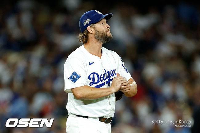 '5실점 붕괴' 왜 커쇼를 멀티 이닝 썼나, 은퇴 시즌도 가을 잔혹사라니…로버츠 감독 방치 야구, 필라델피아 2연패 뒤 1승 '반격'