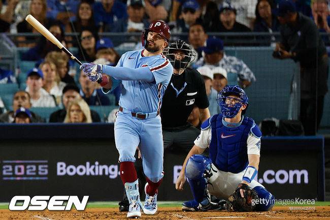 '5실점 붕괴' 왜 커쇼를 멀티 이닝 썼나, 은퇴 시즌도 가을 잔혹사라니…로버츠 감독 방치 야구, 필라델피아 2연패 뒤 1승 '반격'