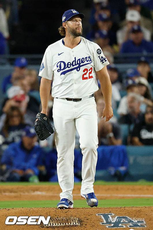 '5실점 붕괴' 왜 커쇼를 멀티 이닝 썼나, 은퇴 시즌도 가을 잔혹사라니…로버츠 감독 방치 야구, 필라델피아 2연패 뒤 1승 '반격'