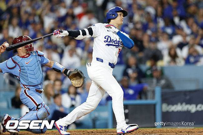 '5실점 붕괴' 왜 커쇼를 멀티 이닝 썼나, 은퇴 시즌도 가을 잔혹사라니…로버츠 감독 방치 야구, 필라델피아 2연패 뒤 1승 '반격'