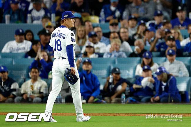 '5실점 붕괴' 왜 커쇼를 멀티 이닝 썼나, 은퇴 시즌도 가을 잔혹사라니…로버츠 감독 방치 야구, 필라델피아 2연패 뒤 1승 '반격'