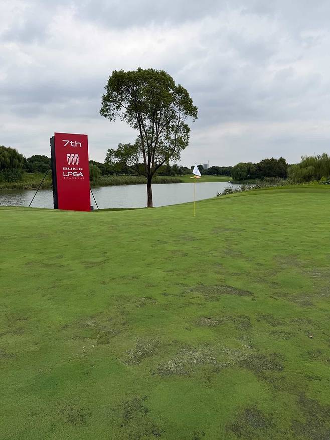 “LPGA 대회가 열리는데 그린이 러프 같다”…뷰익 LPGA 상하이, 심각하게 그린 훼손된 상태에서 열려