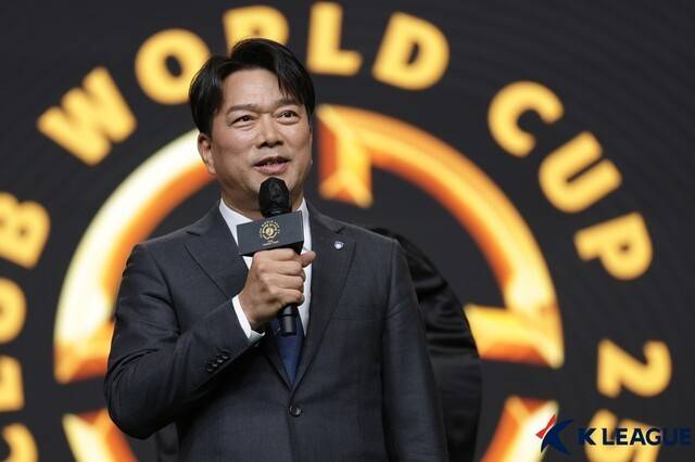 [오피셜] 선수단 대폭 물갈이 발언 불씨 됐나... '7경기 무승+하스행' 신태용 감독-김광국 대표 동반퇴진