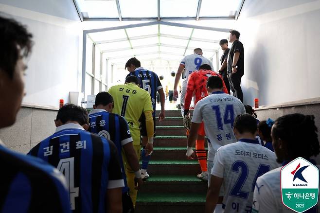 선수단은 연휴 반납, 구단도 만반의 준비? '팀 역사상 두 번째 매진' 인천, 수원전을 기다릴 수밖에 없었던 이유