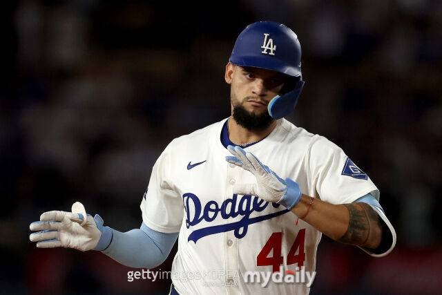김혜성 ML 가을야구 데뷔하자마자 다저스 NLCS 보내는 끝내기 득점…PHI 끝내기 실책으로 다저스 연장 11회 끝 2-1 승리, 사사키 3이닝 완벽투