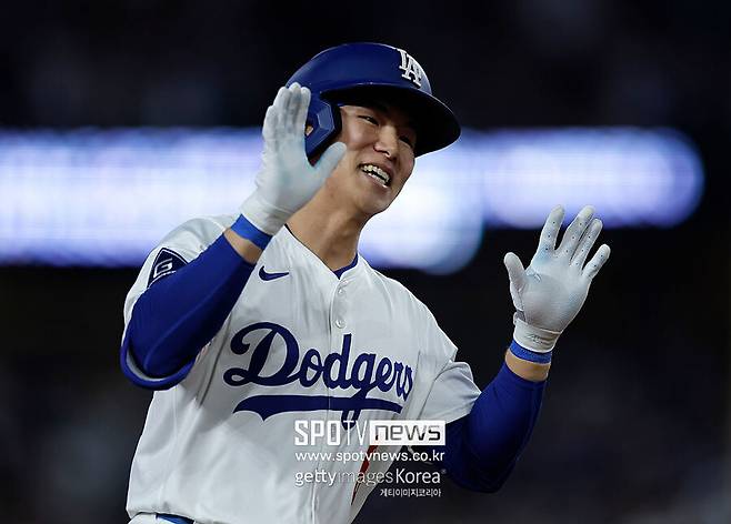'김혜성이 발로 끝냈다' 다저스 11회 5-4 끝내기, NLCS 진출…사사키 3이닝 퍼펙트+김혜성 성공 데뷔