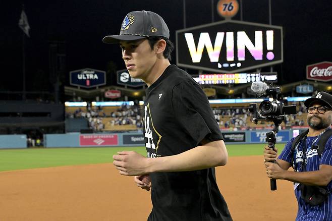 “믿을 수 없는 활약” 사사키의 미친 가을쇼···‘162㎞ 광속구’ 3이닝 퍼펙트, NLCS행 일등공신