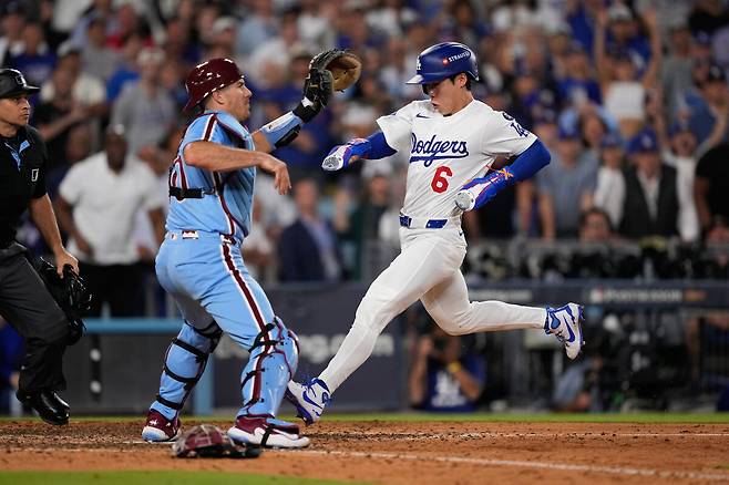 연장 접전 명승부를 허무하게 끝낸 커커링의 ‘닭발엔딩’… 다저스, 필리스 3승1패로 꺾고 챔피언십 시리즈 진출 성공