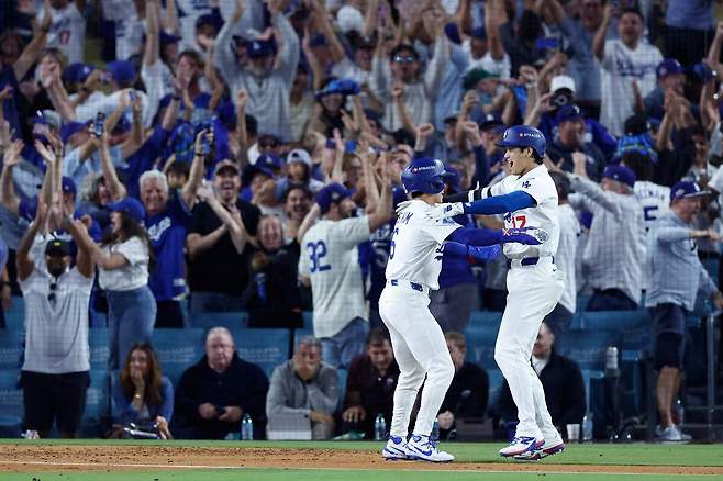 연장 접전 명승부를 허무하게 끝낸 커커링의 ‘닭발엔딩’… 다저스, 필리스 3승1패로 꺾고 챔피언십 시리즈 진출 성공