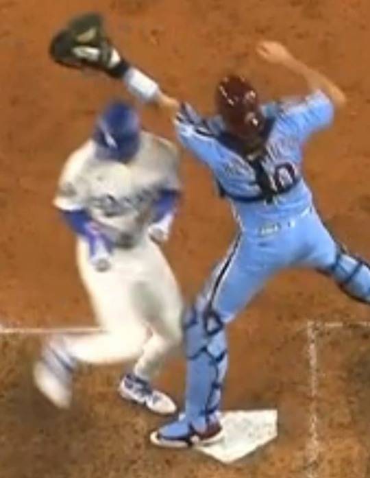 김혜성, 홈플레이트 밟았나, 안 밟았나? 팬들 '갑론을밥'...김, 다시 돌아와 확실하게 홈플레이트 밟아